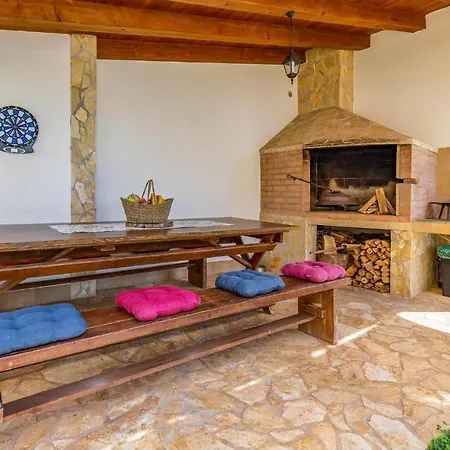 Vakantiehuis Pet Friendly Apartment In Pula