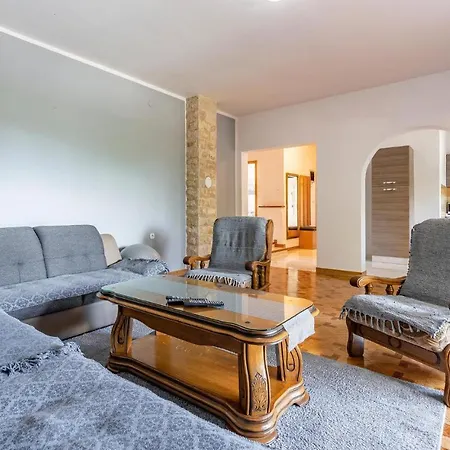Pet Friendly Apartment In Pula Vakantiehuis *