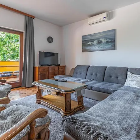 Pet Friendly Apartment In Pula *