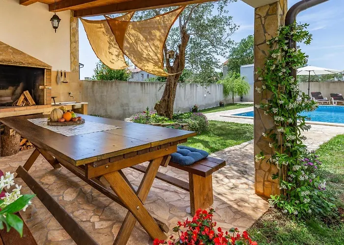 Vakantiehuis Pet Friendly Apartment In Pula